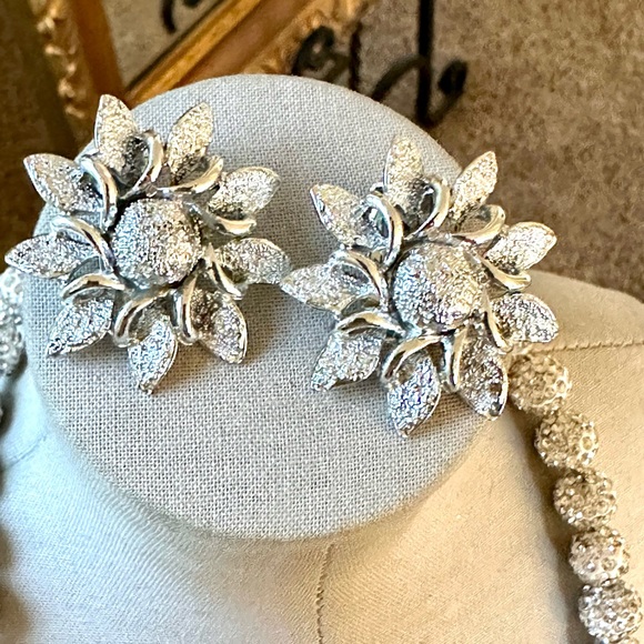 Rhinestone necklace & Vintage Flower Clip Earrings - Picture 6 of 17